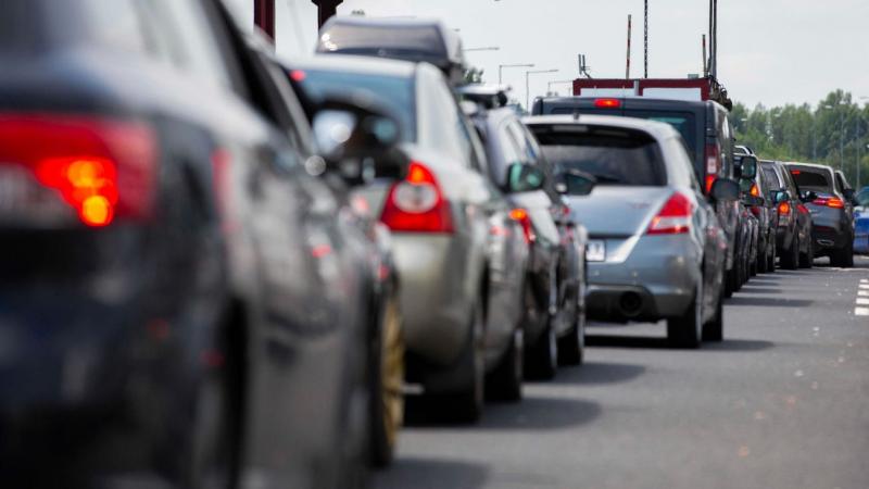 Lassú léptekkel kezdődik a reggel, az M3-as autópályán már 5 kilométeres dugó alakult ki.