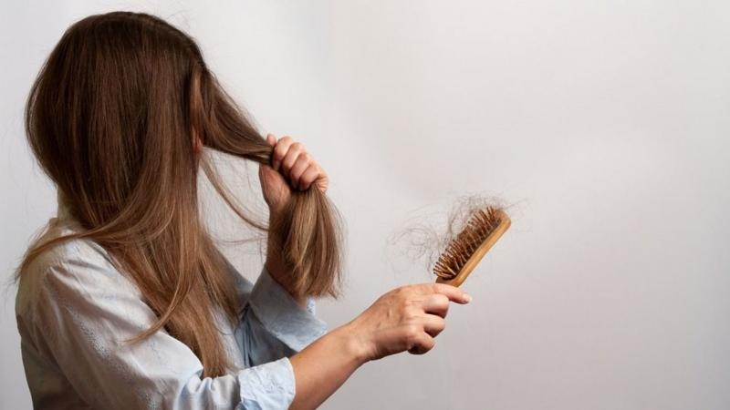 A levelek lassan lehullanak, és a hajunk is kezd megfakulni – egy tapasztalt fodrász megosztotta velünk titkait, hogyan őrizhetjük meg hajunk szépségét az őszi hónapokban.