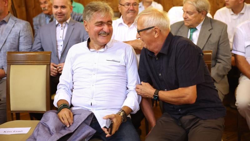 Az orgonázó kapus egy váratlan botrány közepébe került, de a foci iránti szenvedélye továbbra is megmaradt szívében.