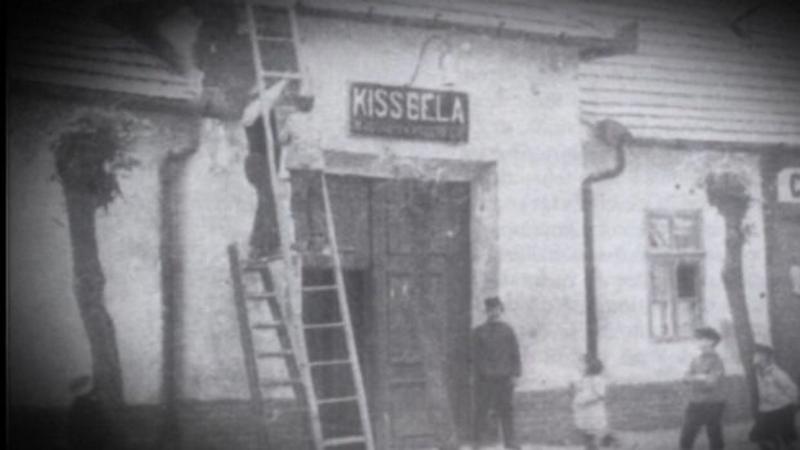 Szörnyeteg: a Netflix népszerű sorozatának legújabb évada akár Hofmann fiatal izsáki sorsának hátborzongató krónikáját is feldolgozhatná.