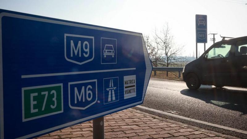 Keresztbe fordult az úton – éjszakai baleset az M9-es autópályán.