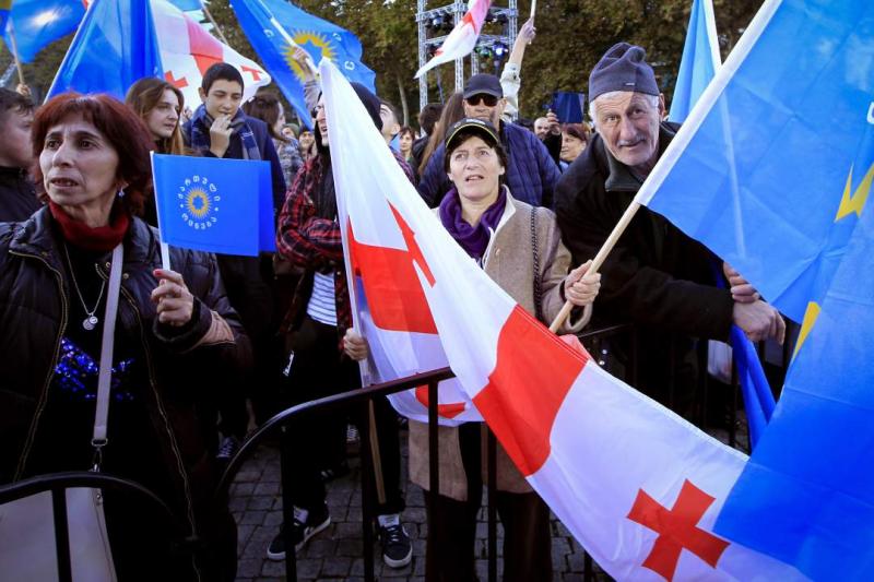 A georgiai kormányellenes demonstrálók újra összecsaptak a rendfenntartó erőkkel. A feszültség tovább fokozódik, ahogy a tüntetés résztvevői kifejezik elégedetlenségüket a helyi hatóságokkal szemben.