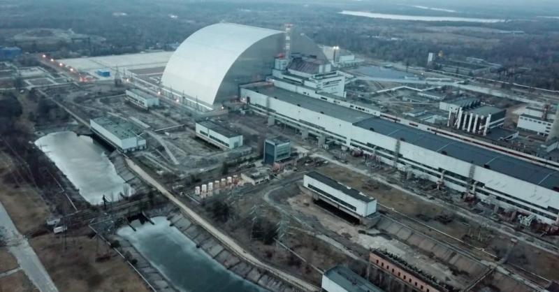 Hatalmas rés tátong a csernobili atomerőmű szarkofágján, mintha a múlt sebei sosem gyógyultak volna be.