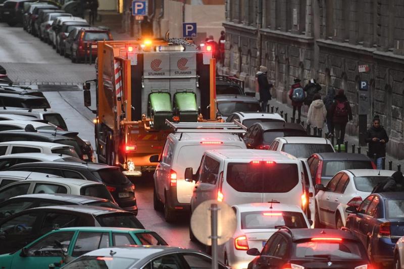 Anélkül, hogy észrevette volna, egy kukásautó sofőrje tragikus módon elütött egy gyalogost.