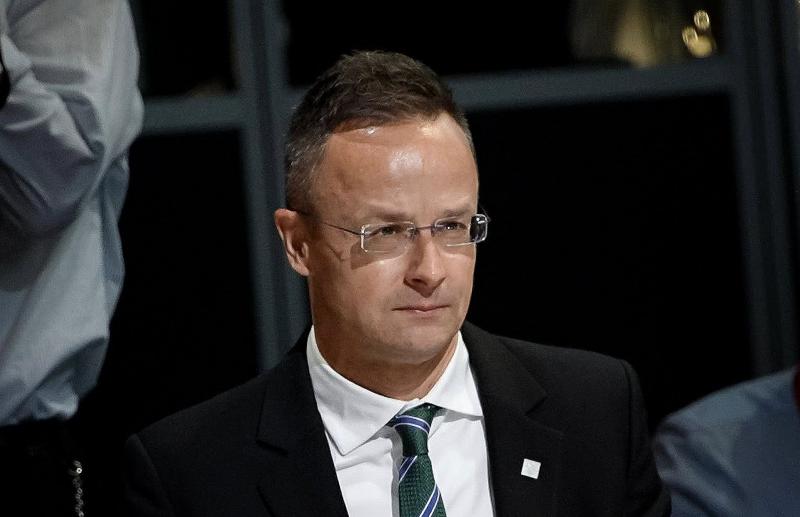 Szijjártó Péter hangsúlyozta, hogy sürgős szükség van egy alapvető gazdaságpolitikai változásra Brüsszelben. A politikai tájékoztatón elmondta, hogy a jelenlegi helyzet nem fenntartható, és sürgette a döntéshozókat, hogy lépjenek a hatékonyabb és eredmény