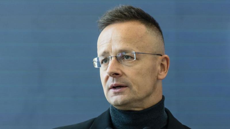 Mi a helyzet a migránsokkal? Szijjártó Péter elégtételt követel, diplomáciai feszültséget okozva a Fradi-vonat ügyében.