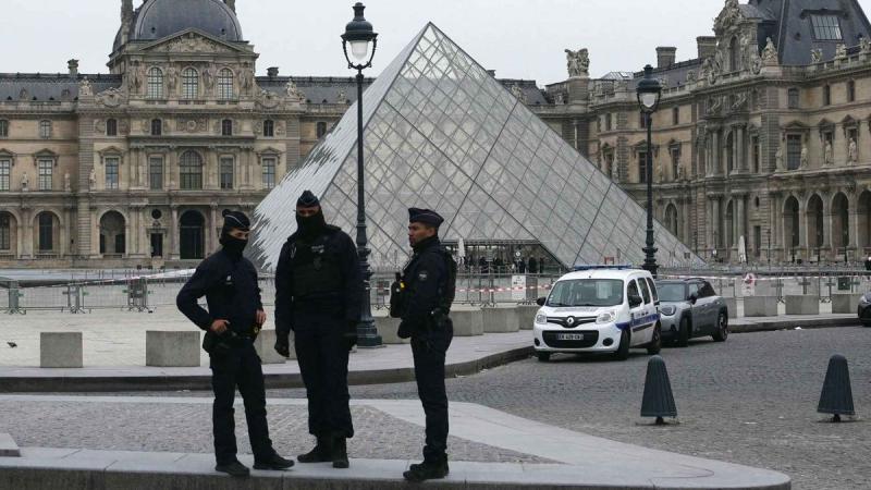 A Louvre biztonsági rendszere már nem állja meg a helyét: újabb műkincseket loptak el titokban a híres múzeumból.