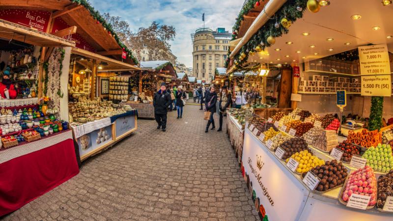 Fedezd fel, hogyan juthatsz el a legmesésebb európai adventi vásárokra fillérekért 2025-ben! Ne hagyd ki, mert a helyek gyorsan elfogynak! - Pénzcentrum