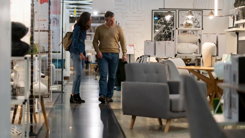 A bútorgyártók sürgős lépéseket követelnek a díjak drasztikus, 300%-os emelése miatt, és Lantos Csabához fordultak a problémájuk megoldása érdekében. A helyzet aggasztó, és a szakma képviselői remélik, hogy a döntéshozók figyelembe veszik a kéréseiket. - 