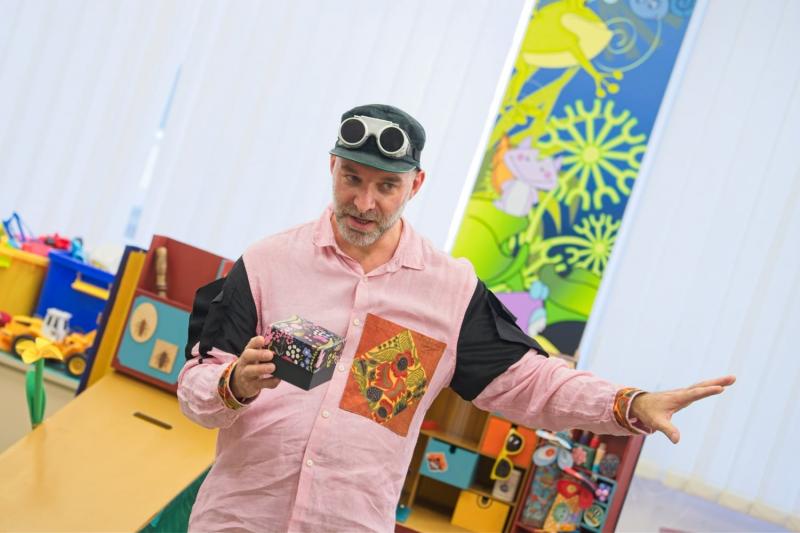 A kórház apró lakóihoz vidámságot hoztak a gyerekek, akik mosollyal és szeretettel teli szívvel érkeztek.