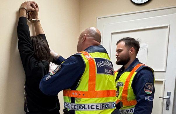 A szegedi rendőrség három férfit vett őrizetbe, akik gyanúba keveredtek egy 18 éves lány csoportos megerőszakolásával kapcsolatban. Az eset felkeltette a közvélemény figyelmét, és sokan követelik az igazságszolgáltatás mielőbbi működését.